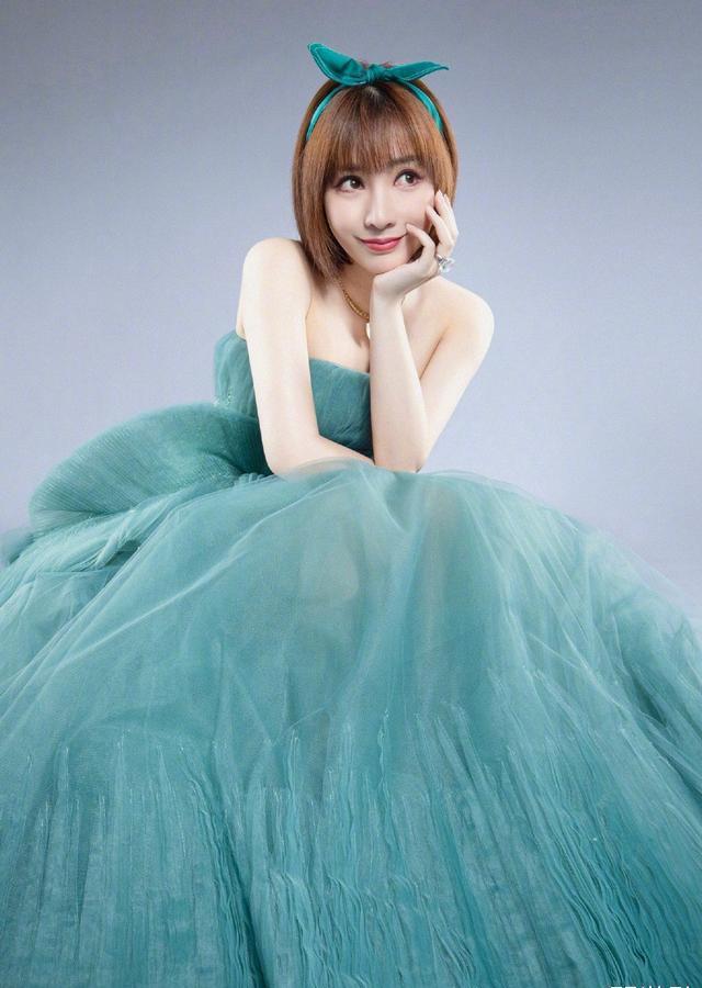 柳岩穿抹胸裙装复古高贵,还带有婉约气质