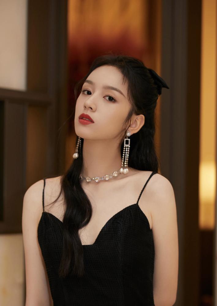 周也活动写真，绿色连衣裙配绿色眼影港风复古美女即视感