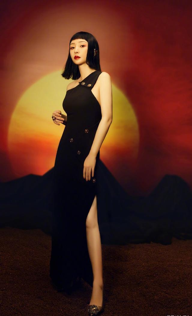 柳岩穿抹胸裙装复古高贵,还带有婉约气质