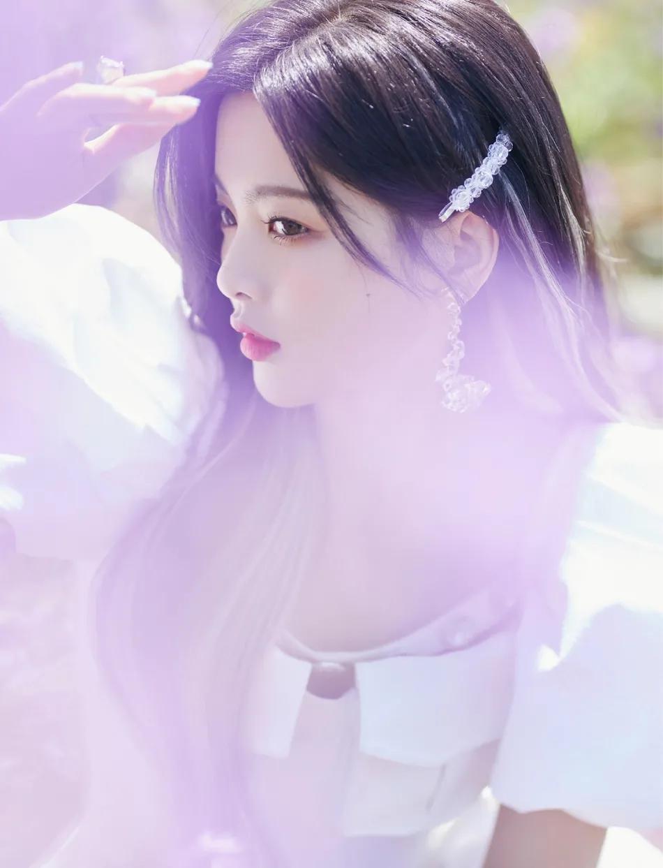 杨超越穿白裙在花丛中太甜美了!雪肤娇嫩性感靓丽