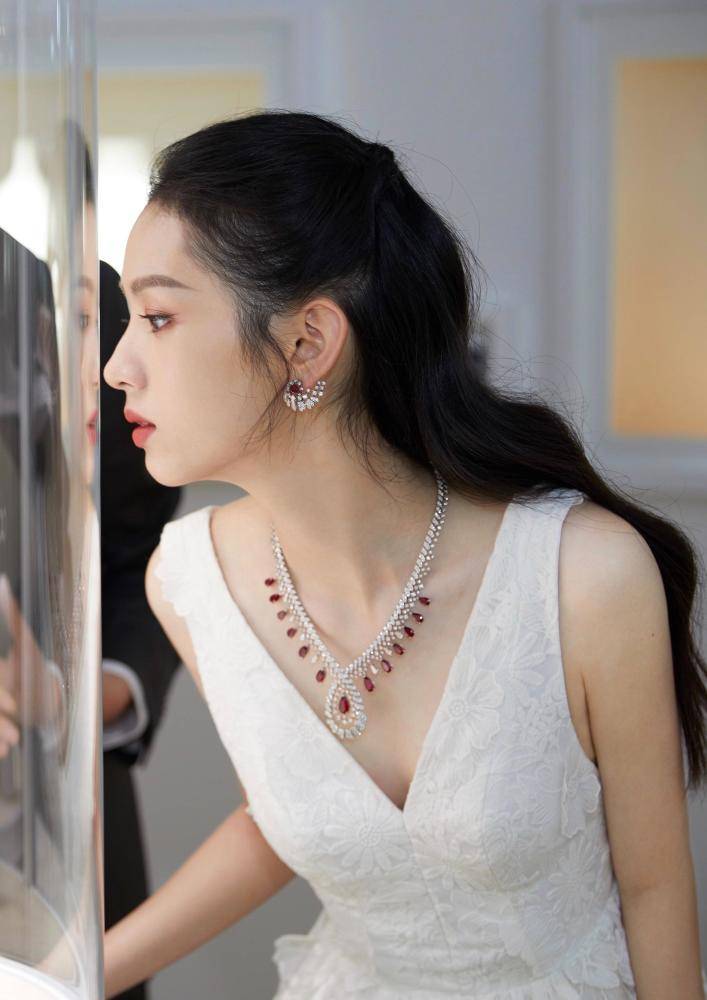 周也活动写真，绿色连衣裙配绿色眼影港风复古美女即视感