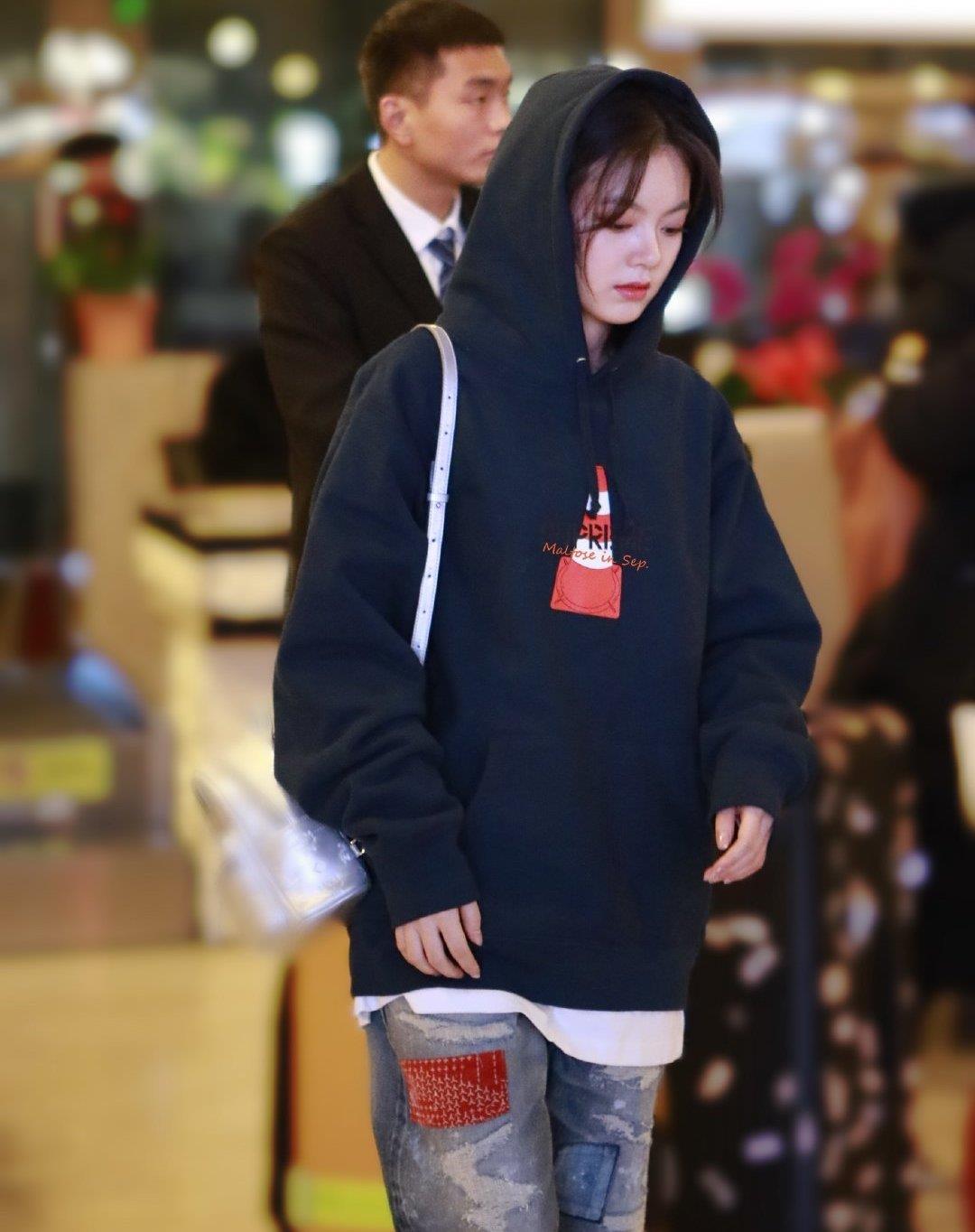 17岁赵今麦暗黑穿搭凹出了高级感，难怪会被吴亦凡认可