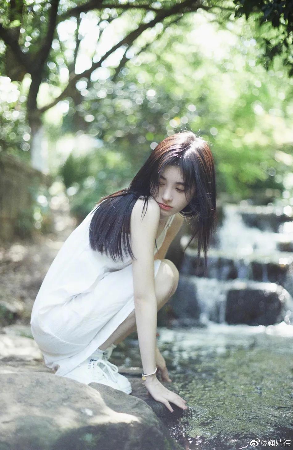 美女鞠婧祎晒夏日甜美写真!雪肤娇嫩性感明媚太迷人