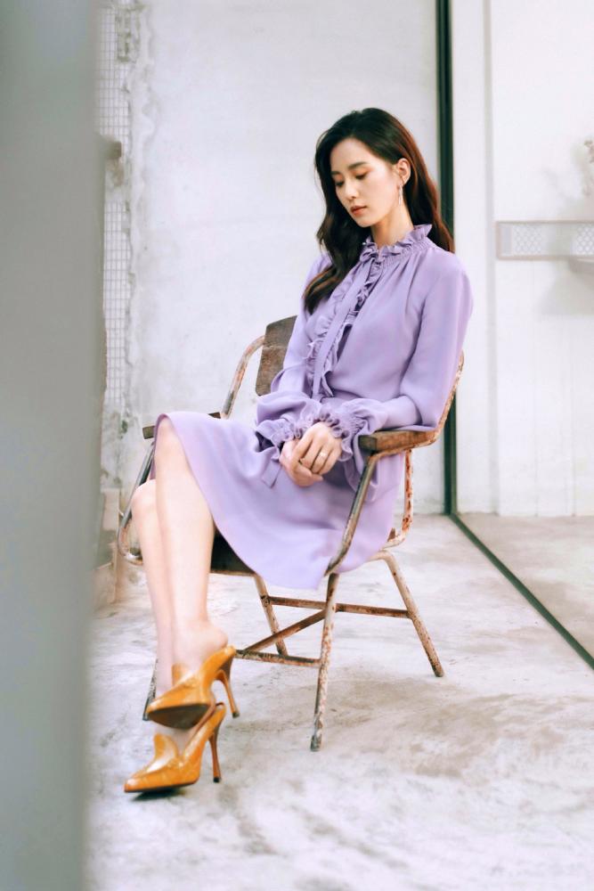 刘诗诗走魅惑风?波点紧身连衣裙成熟复古,网纹面纱瞬间出圈