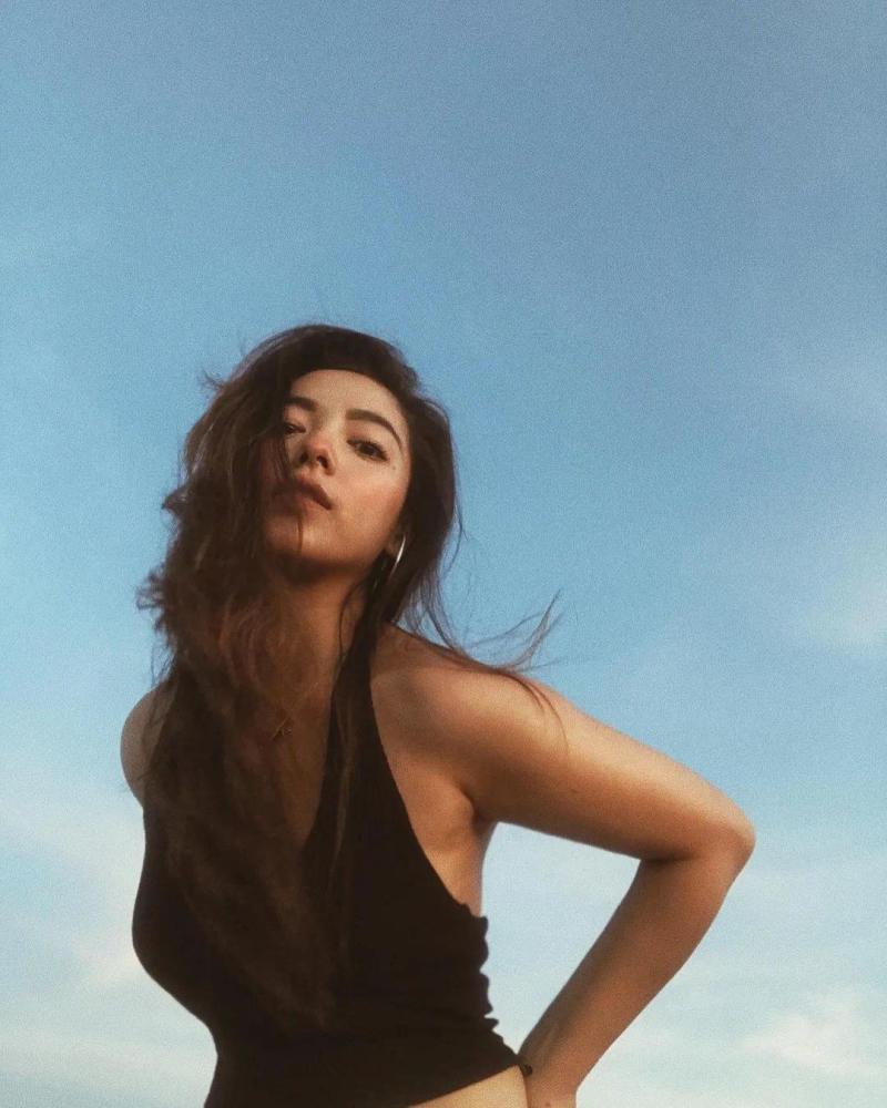 越南微胖网红火了!有张柏芝的颜还有迷人的曲线,拍照从不P掉赘肉