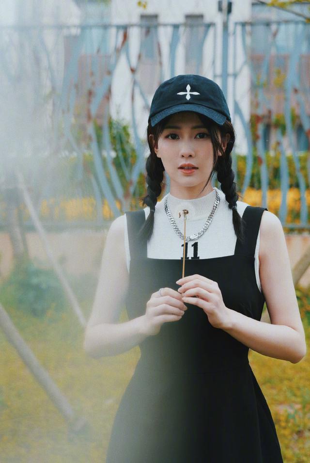 白鹿两件衣服叠穿也不忘秀蛮腰,配麻花辫太显嫩