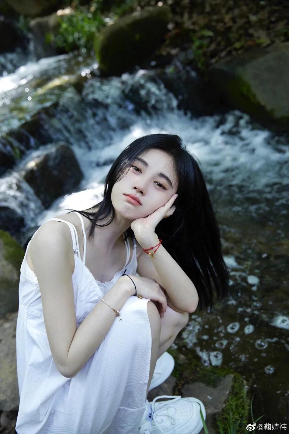 美女鞠婧祎晒夏日甜美写真!雪肤娇嫩性感明媚太迷人