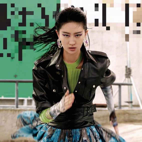 刘亦菲恋情风波后拍时尚大片,连换3套衣服梳背头似大姐大