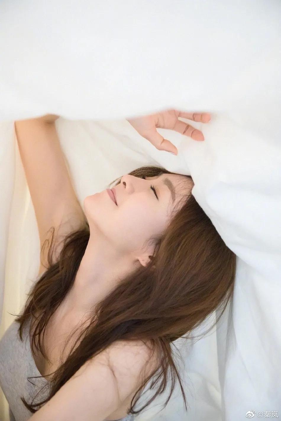 秦岚夏日写真太美艳！冰肌玉骨俏脸娇嫩性感迷人