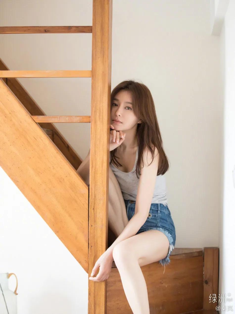 秦岚夏日写真太美艳！冰肌玉骨俏脸娇嫩性感迷人