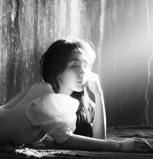 杨紫登《时尚芭莎》杂志封面,挑战妩媚成熟风秒变性感女神