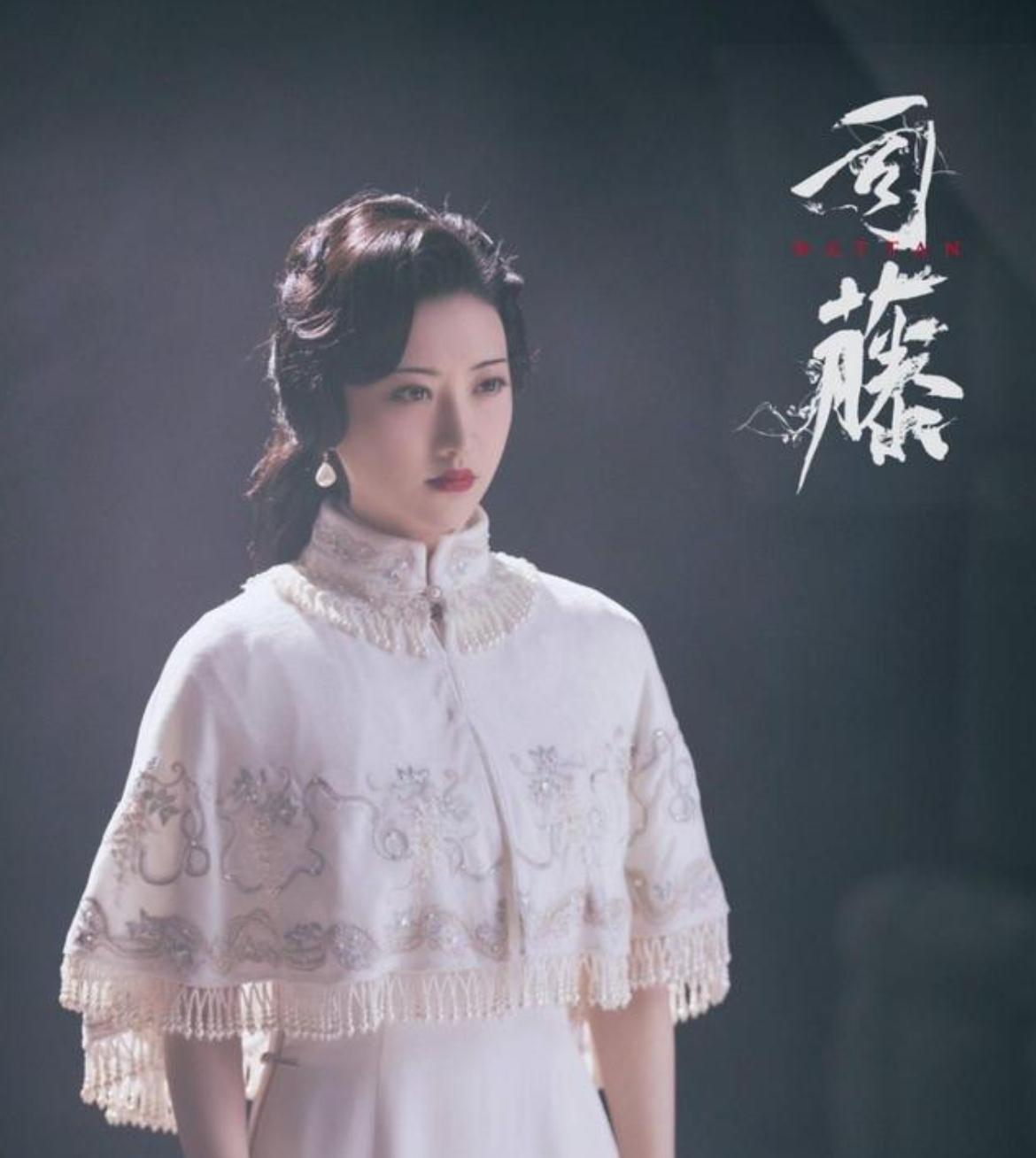 景甜穿旗袍气质婀娜多姿，骨子里透发着魅惑，身材纤细曲线玲珑