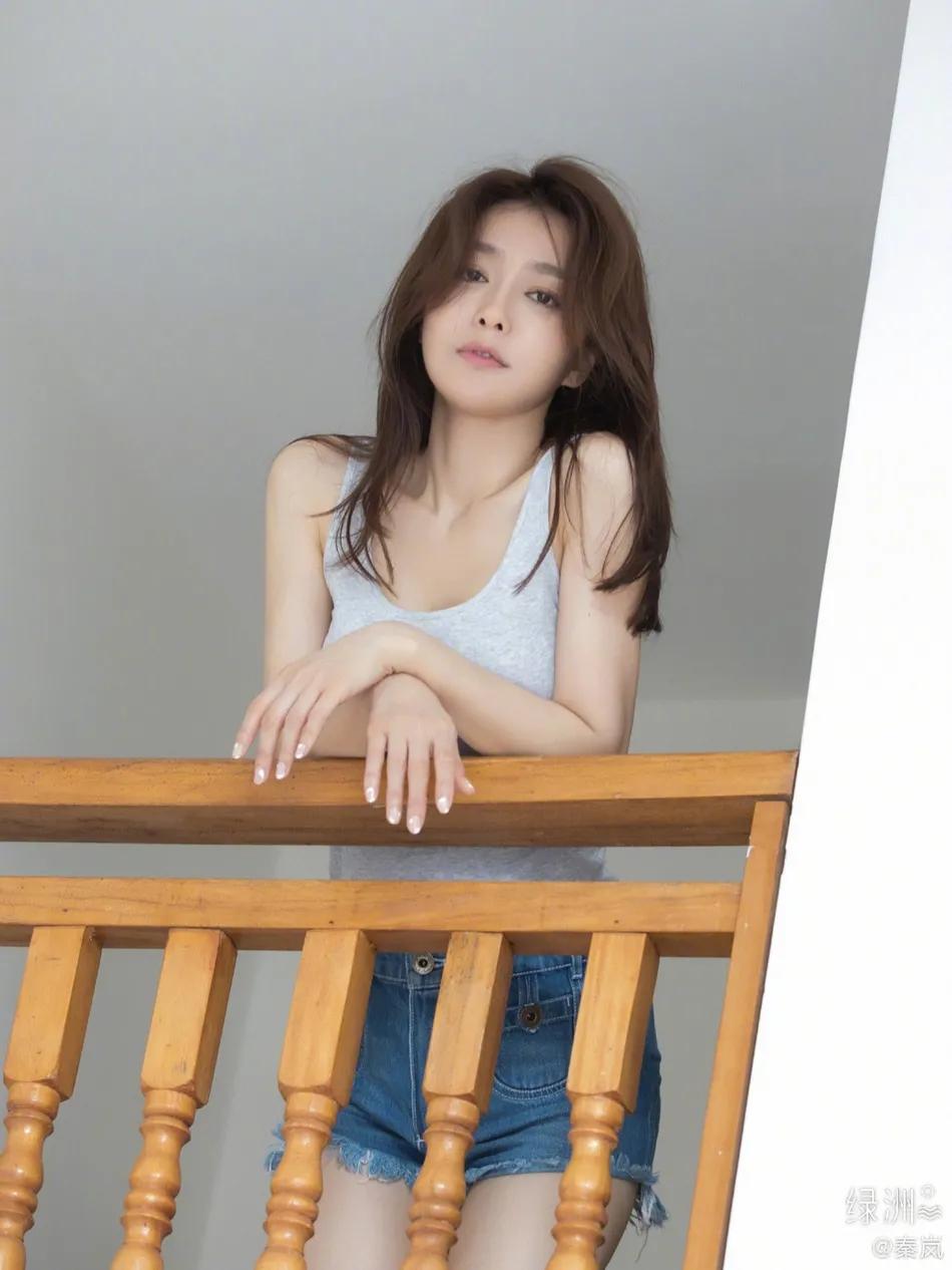 秦岚夏日写真太美艳！冰肌玉骨俏脸娇嫩性感迷人
