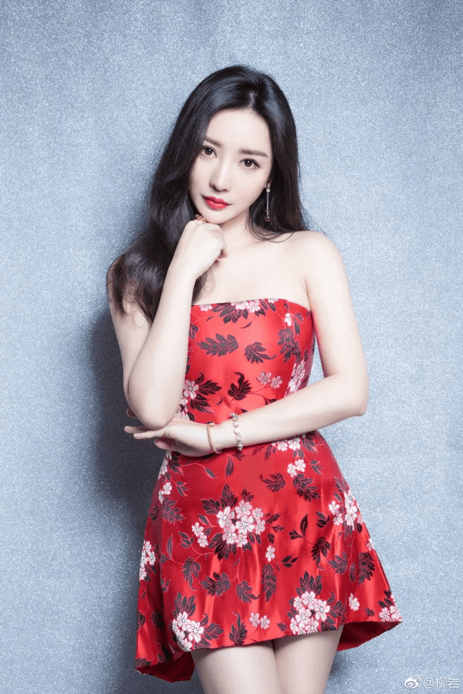 柳岩拍摄时尚大片轻松演绎性感风,穿镶钻纱裙大秀好身材