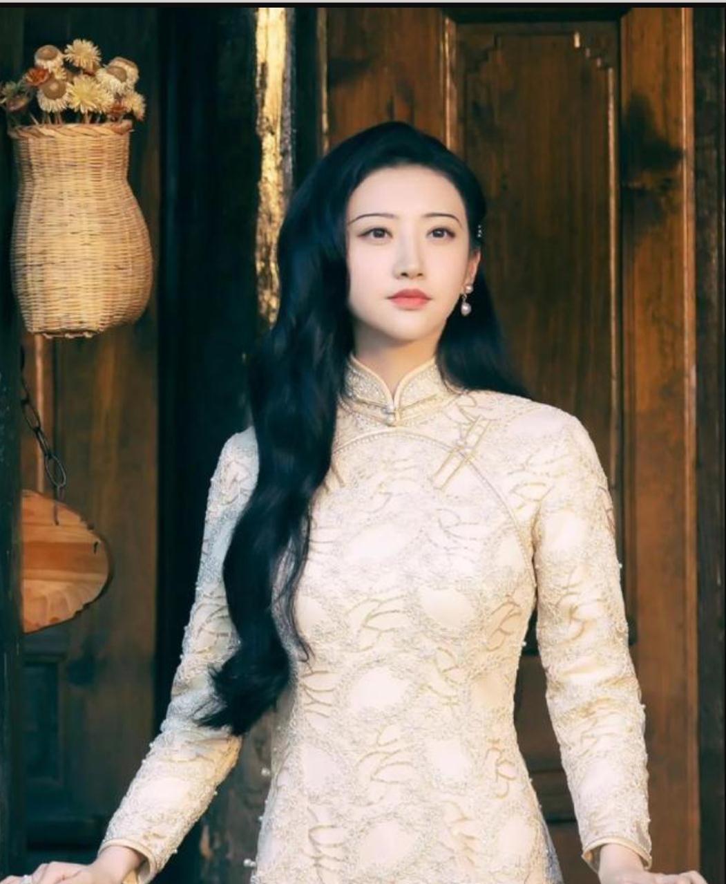 景甜穿旗袍气质婀娜多姿，骨子里透发着魅惑，身材纤细曲线玲珑