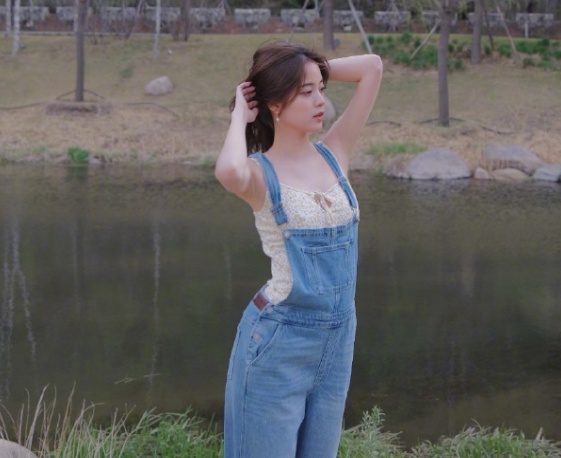 欧阳娜娜小碎花吊带夏日感十足，总被黑上热搜，无所谓不在乎