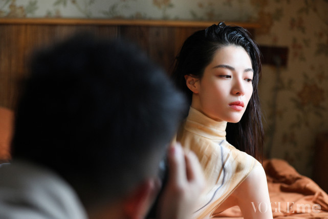 张哲瀚钟楚曦合体拍封面,男星玩侧颜杀,女星时尚感直追2位花旦