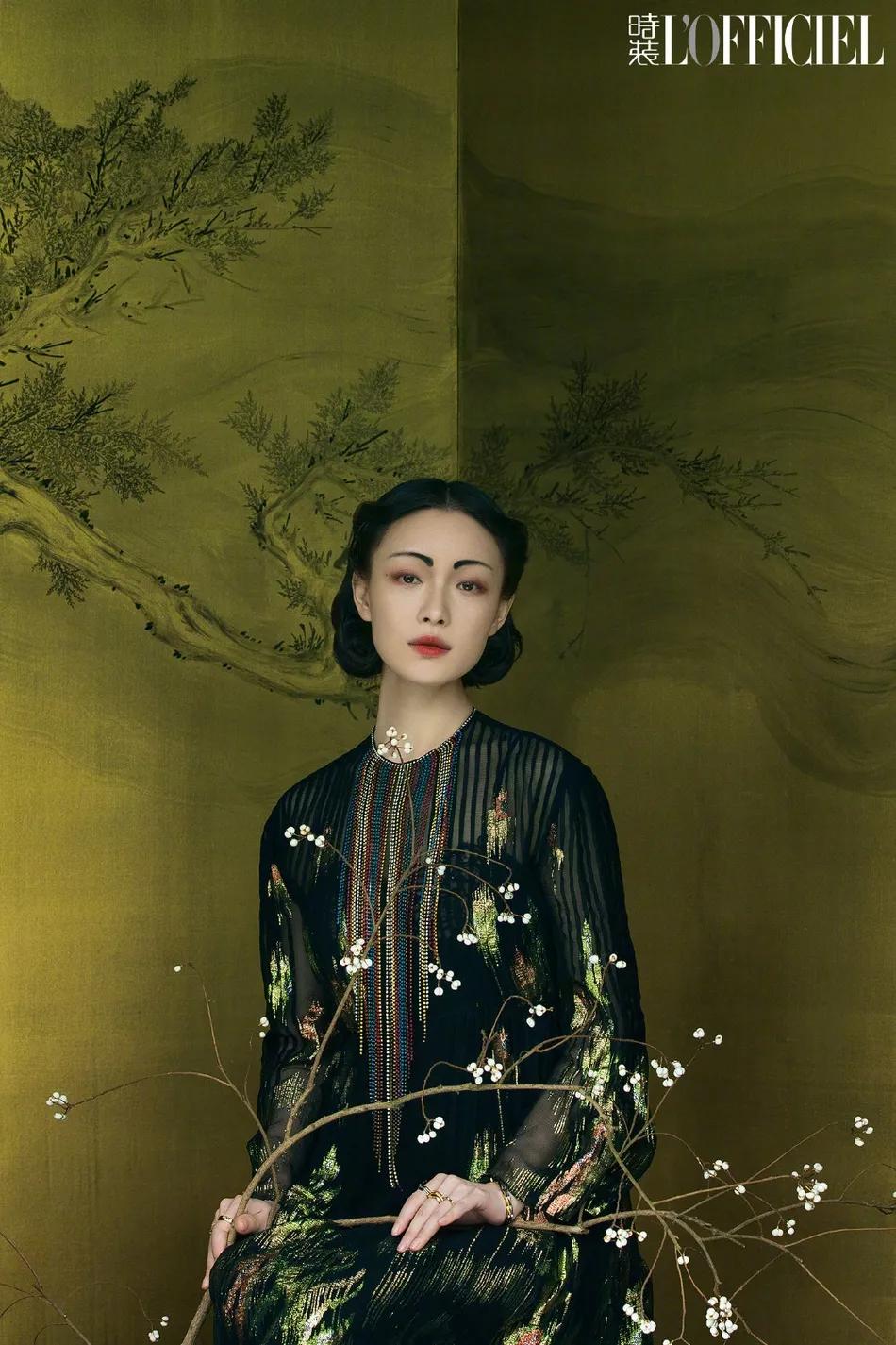 倪妮水墨眉妆容颇有古典美女风韵!她雪肤水嫩性感撩人