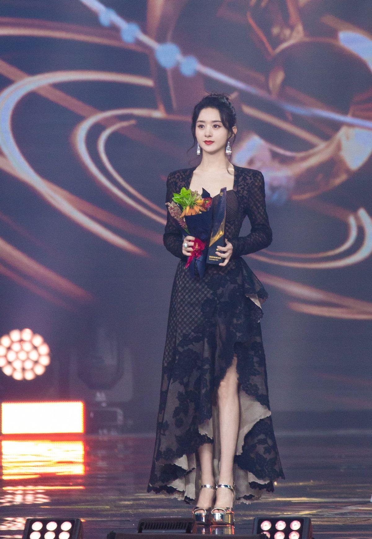 赵丽颖离婚后首晒照,穿绿色包臀裙美得不像孩子妈妈