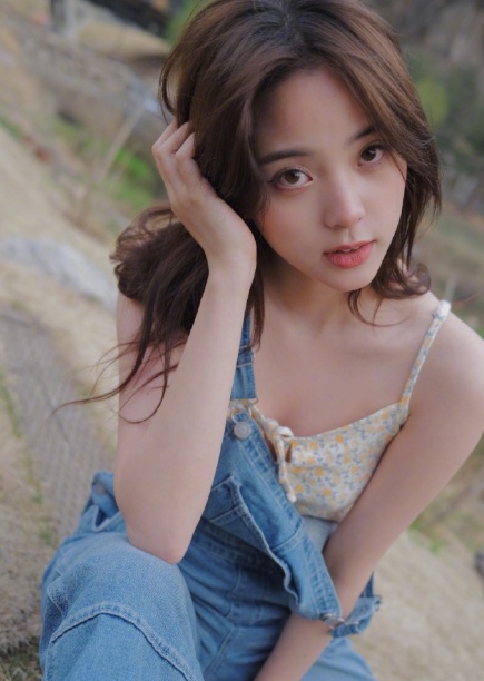 欧阳娜娜小碎花吊带夏日感十足，总被黑上热搜，无所谓不在乎