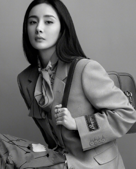 杨幂登杂志封面,红裙妩媚西装干练潇洒,黑丝美腿狂野性感