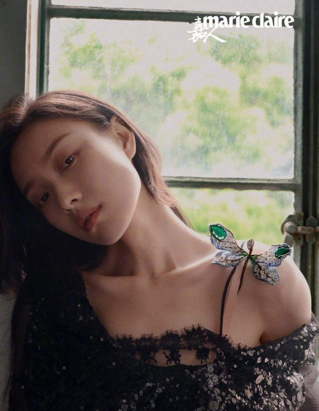 张哲瀚钟楚曦合体拍封面,男星玩侧颜杀,女星时尚感直追2位花旦