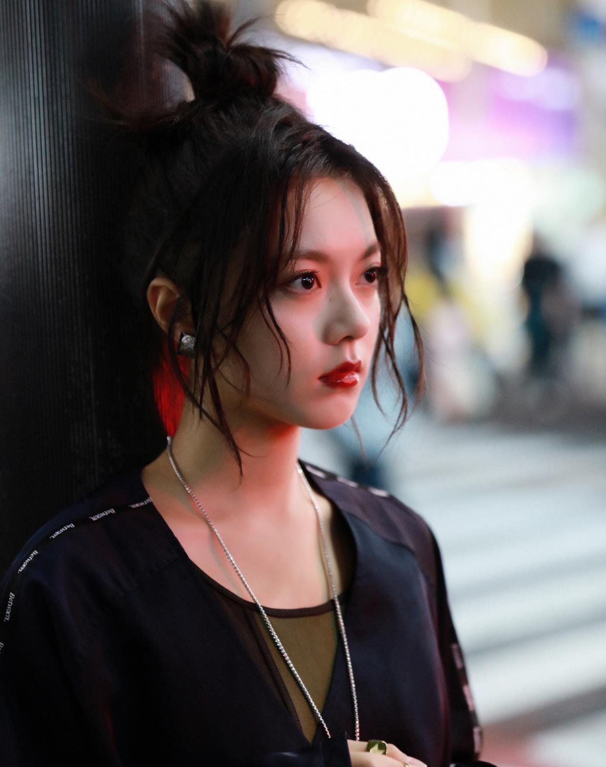 17岁赵今麦暗黑穿搭凹出了高级感，难怪会被吴亦凡认可