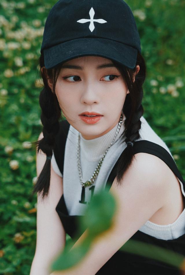 白鹿两件衣服叠穿也不忘秀蛮腰,配麻花辫太显嫩