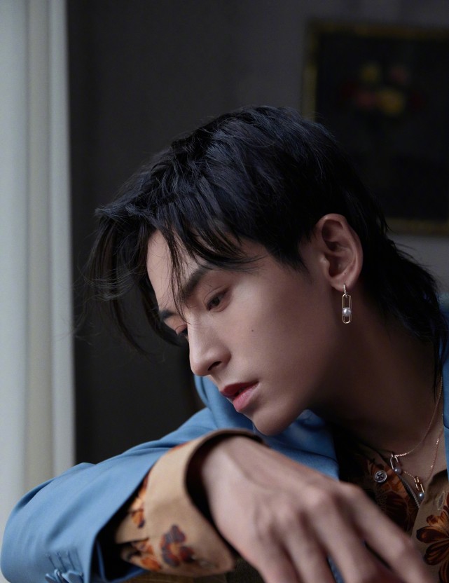 张哲瀚钟楚曦合体拍封面,男星玩侧颜杀,女星时尚感直追2位花旦