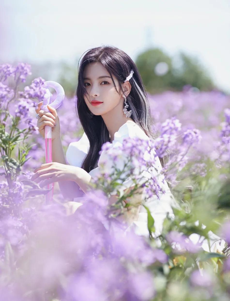 杨超越穿白裙在花丛中太甜美了!雪肤娇嫩性感靓丽