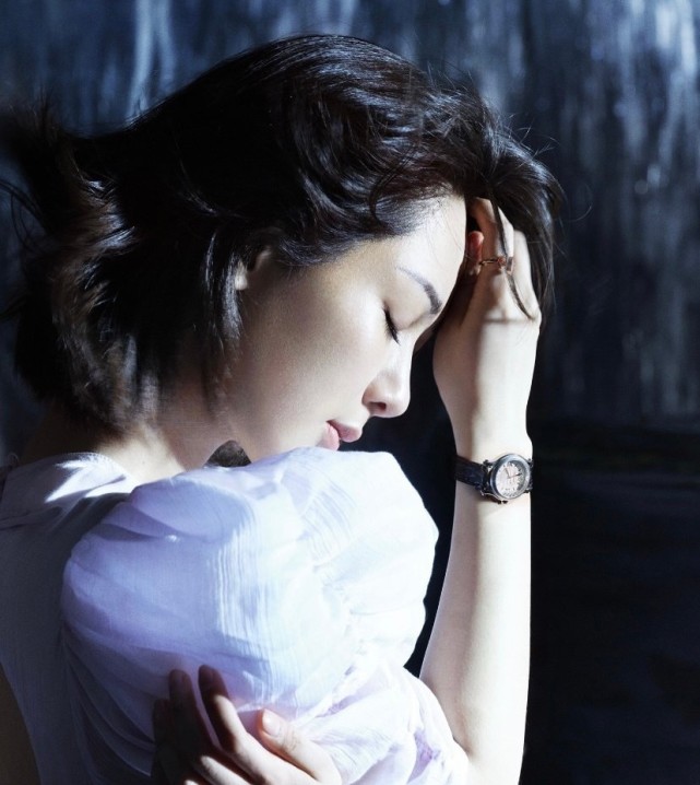 杨紫登《时尚芭莎》杂志封面,挑战妩媚成熟风秒变性感女神