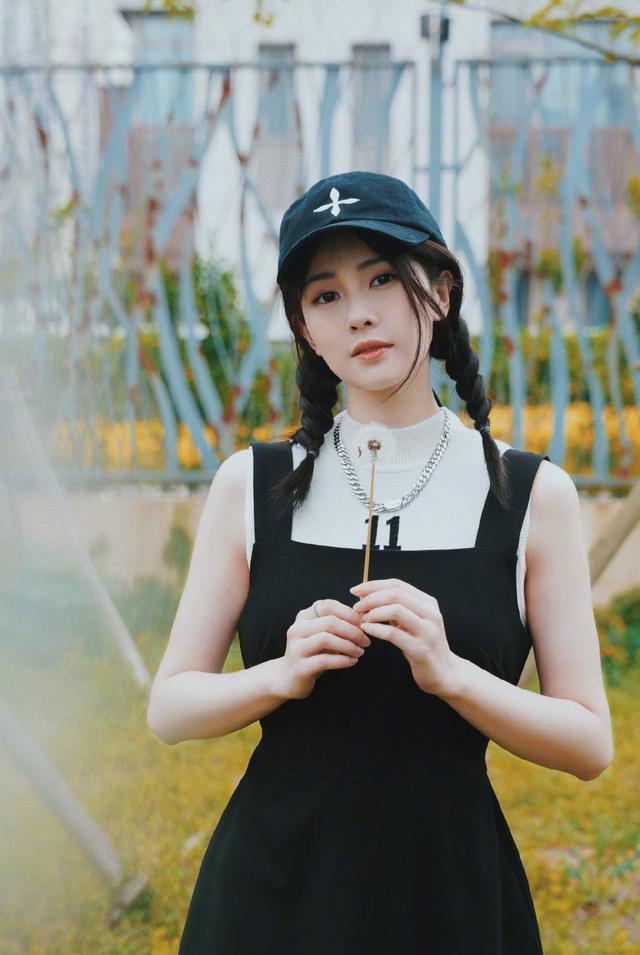 白鹿两件衣服叠穿也不忘秀蛮腰,配麻花辫太显嫩