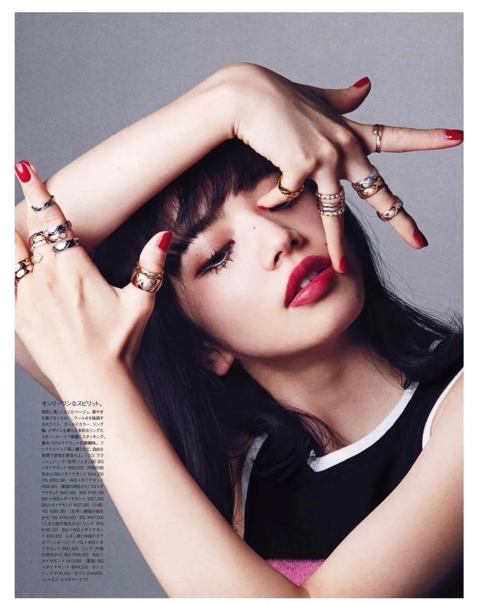 日本女星小松菜奈珠宝写真太惊艳！雪肤娇嫩性感妖媚