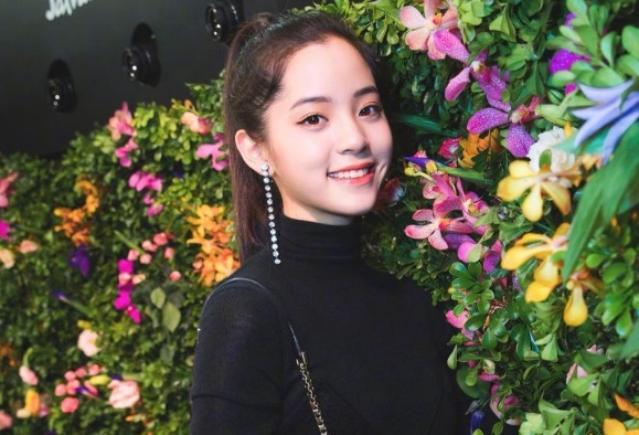 欧阳娜娜小碎花吊带夏日感十足，总被黑上热搜，无所谓不在乎