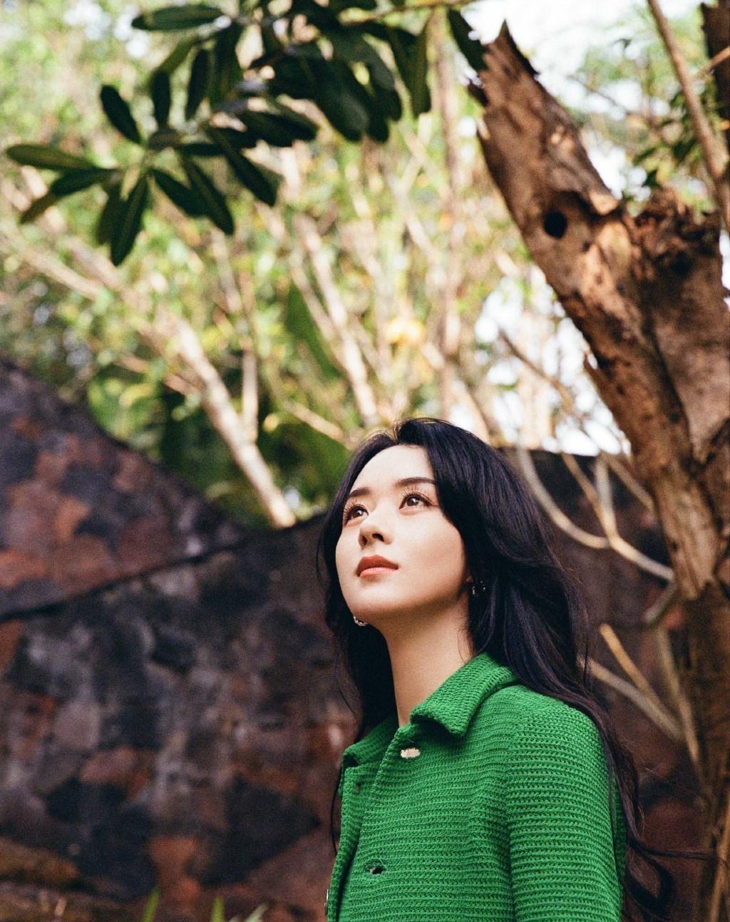 赵丽颖离婚后首晒照,穿绿色包臀裙美得不像孩子妈妈