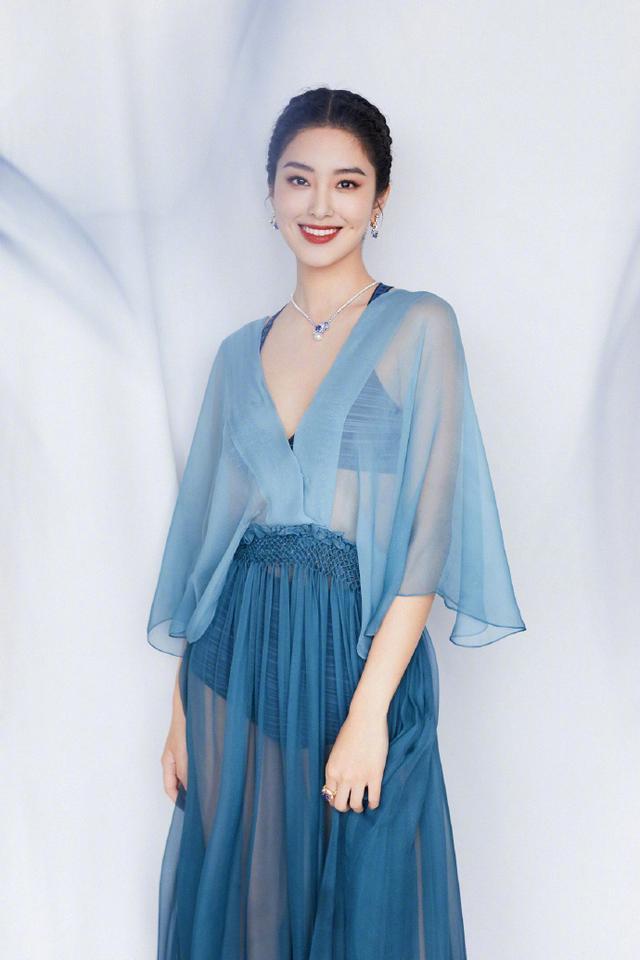 杨采钰穿薄纱裙走红毯,比秀场模特还要美