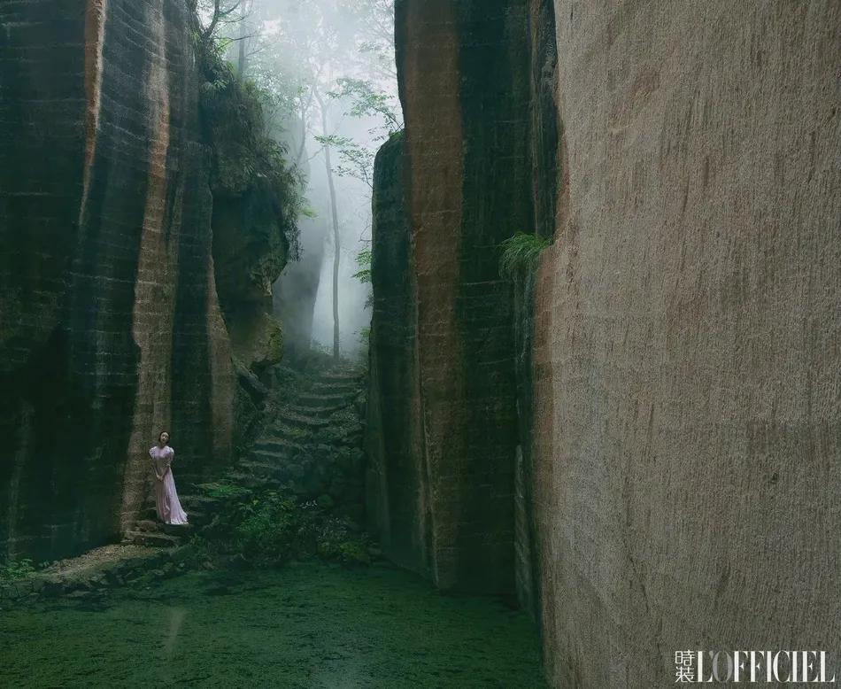 倪妮水墨眉妆容颇有古典美女风韵!她雪肤水嫩性感撩人