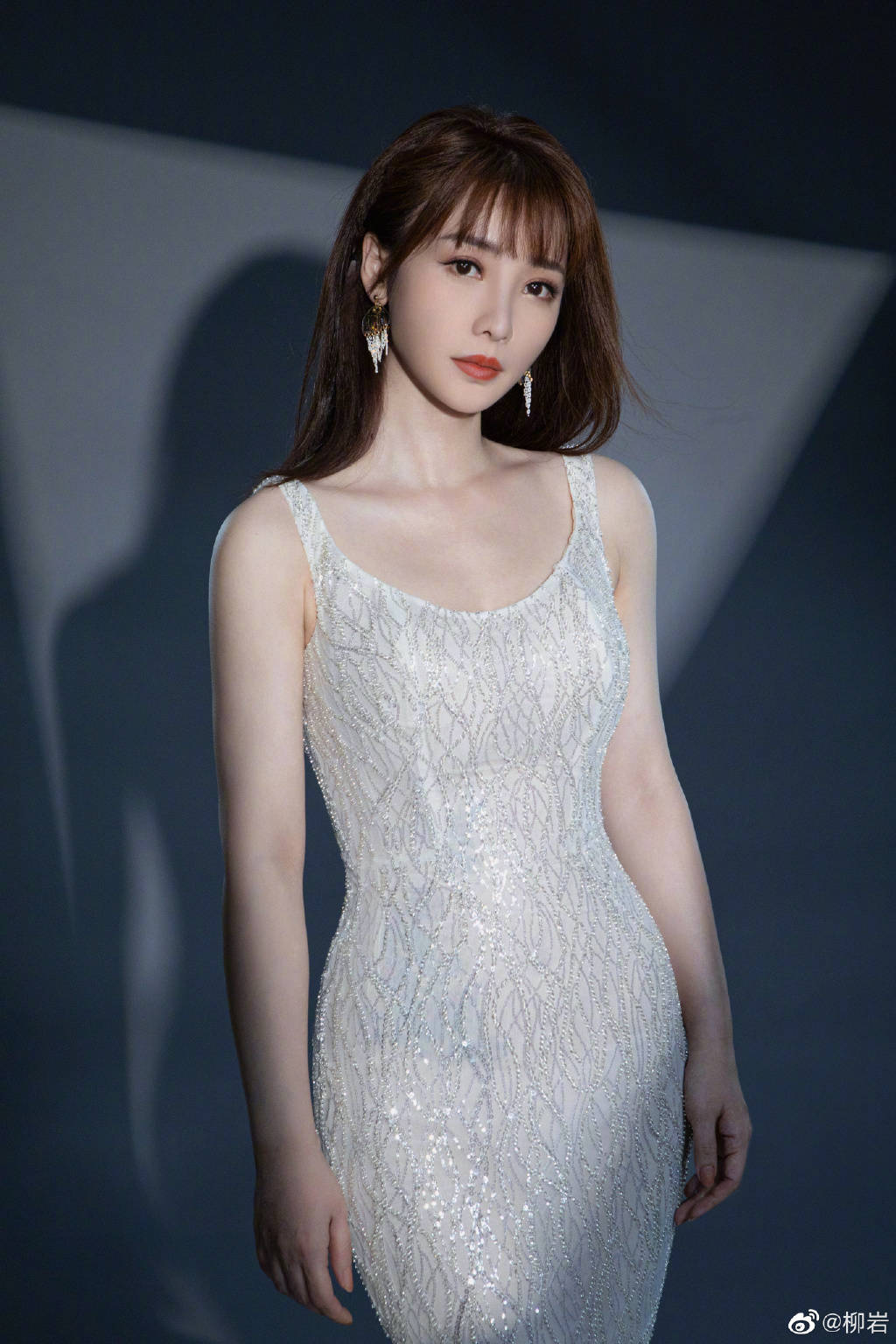 柳岩拍摄时尚大片轻松演绎性感风,穿镶钻纱裙大秀好身材