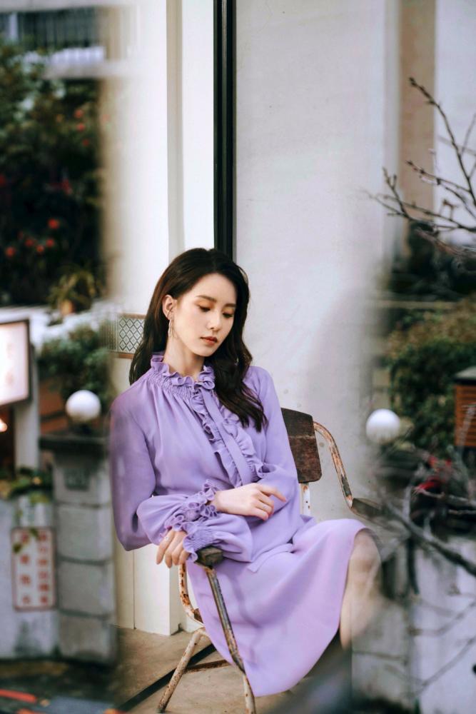 刘诗诗走魅惑风?波点紧身连衣裙成熟复古,网纹面纱瞬间出圈