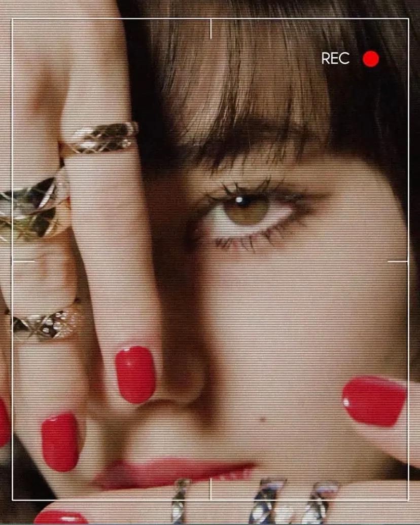 日本女星小松菜奈珠宝写真太惊艳！雪肤娇嫩性感妖媚