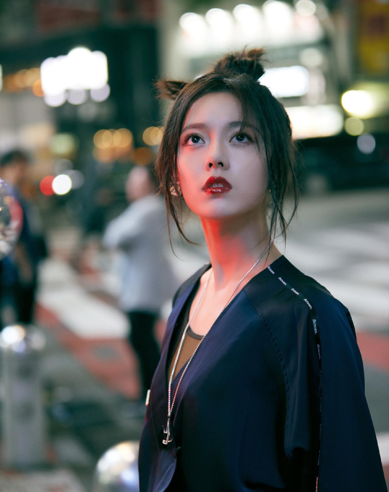 17岁赵今麦暗黑穿搭凹出了高级感，难怪会被吴亦凡认可