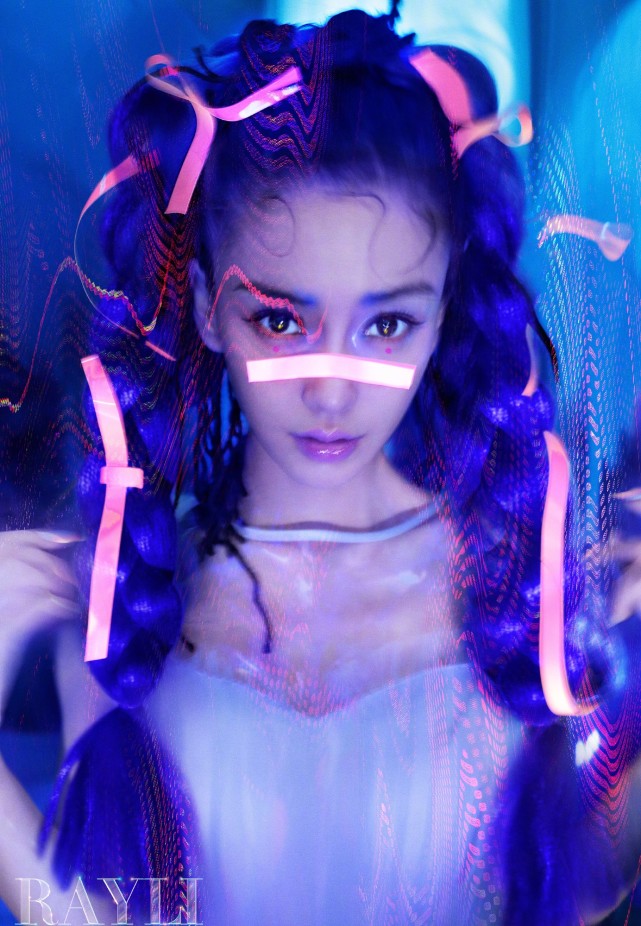 张哲瀚钟楚曦合体拍封面,男星玩侧颜杀,女星时尚感直追2位花旦