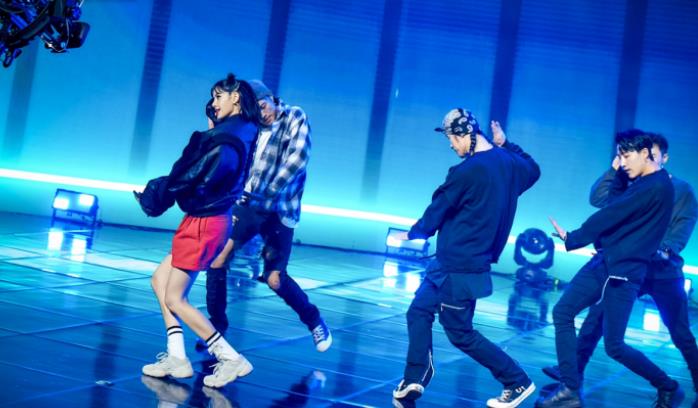 Lisa身材登热搜榜一位!获选为ANDAM评委力证在时尚界的影响力