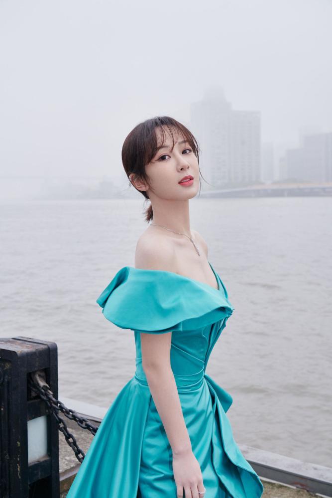 杨紫最新造型蓝绿抹胸礼服显优美肩颈线，宛如精灵