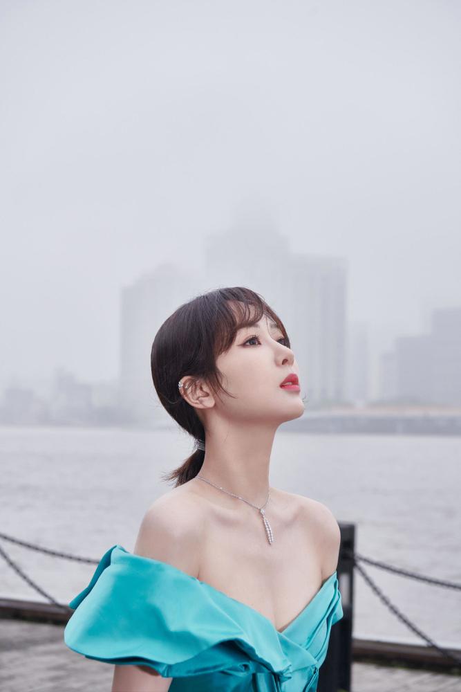 杨紫最新造型蓝绿抹胸礼服显优美肩颈线，宛如精灵