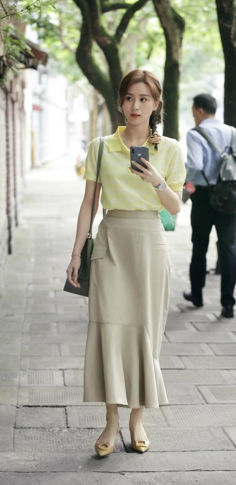 刘诗诗走魅惑风?波点紧身连衣裙成熟复古,网纹面纱瞬间出圈