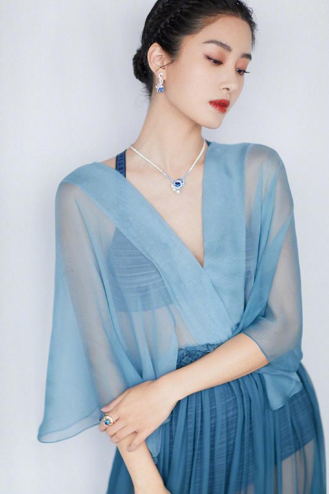 杨采钰穿薄纱裙走红毯,比秀场模特还要美