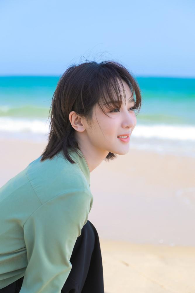 杨紫最新造型蓝绿抹胸礼服显优美肩颈线，宛如精灵