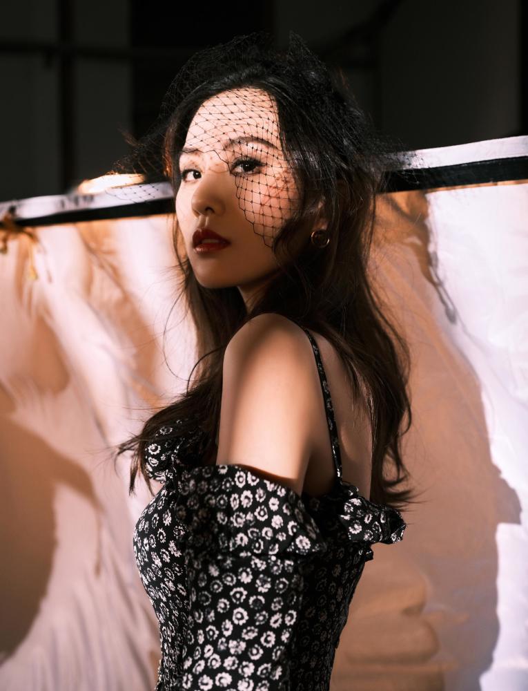 刘诗诗走魅惑风?波点紧身连衣裙成熟复古,网纹面纱瞬间出圈