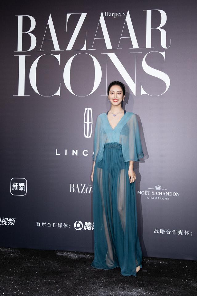 杨采钰穿薄纱裙走红毯,比秀场模特还要美